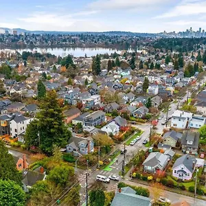 https://skyline-blue-house-in-greenwood.seattlehotelsites.com
